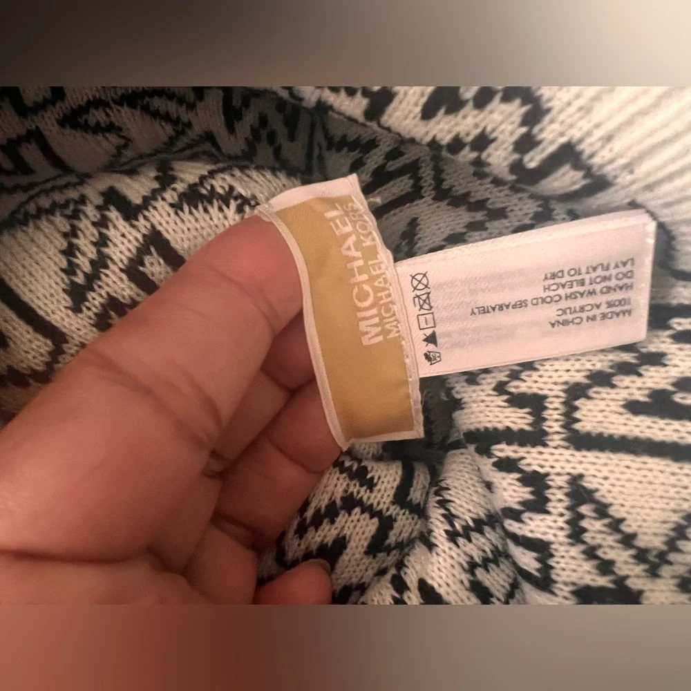 Michael Kors Reversible Beanie Black and White - Picture 2 of 4
